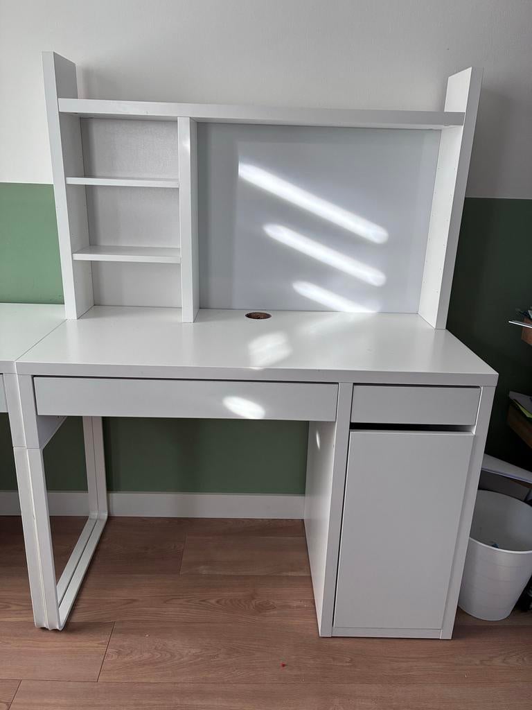 Twee IKEA bureaus: één met opzetstuk, één zonder, Huis en Inrichting, Bureaus, Ophalen, Opbergruimte, Gebruikt, Spaanplaat of MDF