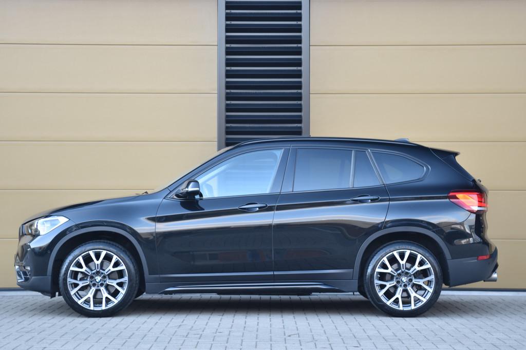 BMW X1 sDrive20i VDL Nedcar Edition * Sportstoelen * Panoram, 1998 cc, Met garantie (alle), Zwart, Leder