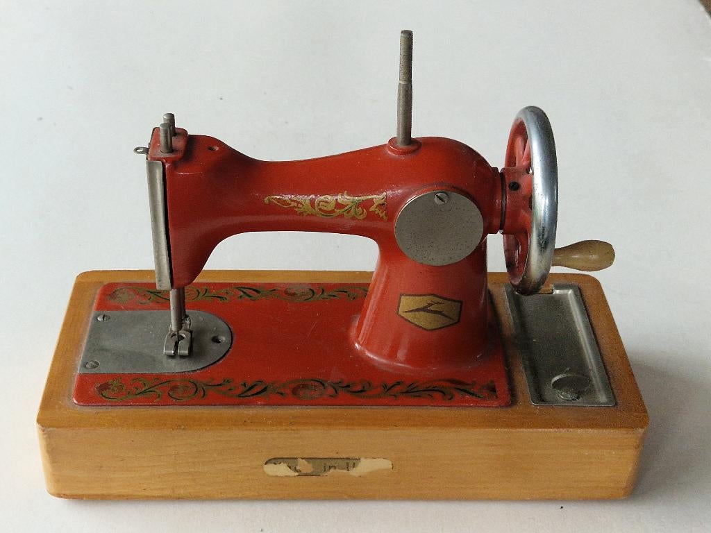 Vintage kindernaaimachine. USSR., Antiek en Kunst, Antiek | Speelgoed, Ophalen of Verzenden