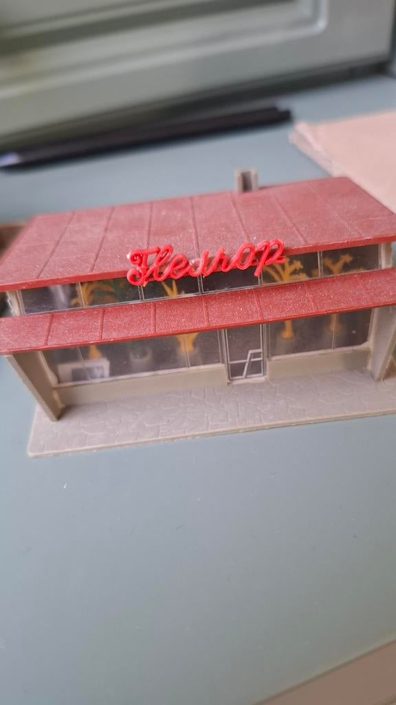 6x N spoor fleurop winkel, schuur, cafetaria enz., Hobby en Vrije tijd, Modeltreinen | N-Spoor, Overige merken, Gebruikt, Gelijkstroom of Wisselstroom