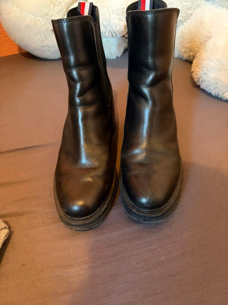 Tommy Hilfiger, Kleding | Dames, Schoenen, Ophalen of Verzenden, Zo goed als nieuw, Zwart, Hoge laarzen