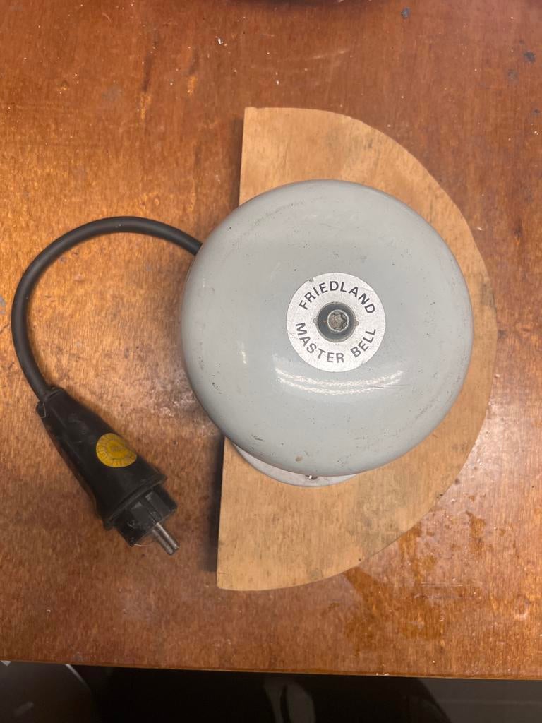 Friedland Master Bell 220V~ Vintage Bedrade Deurbel, Ophalen of Verzenden, Gebruikt, Bedraad