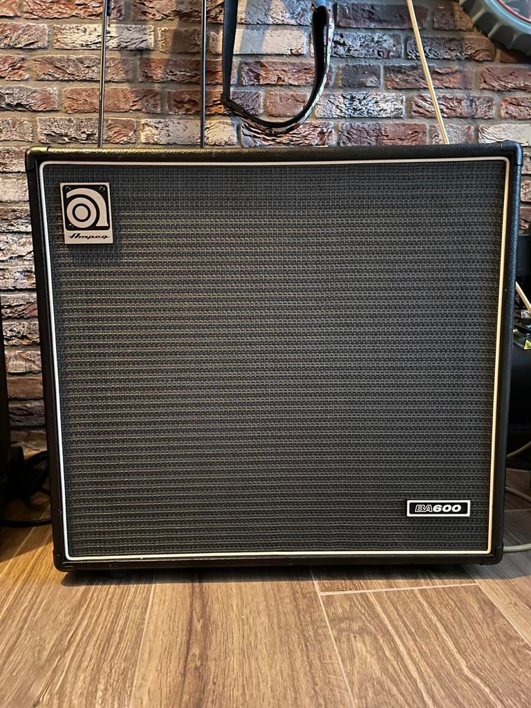 Ampeg BA600-210 bascombo, Muziek en Instrumenten, Versterkers | Bas en Gitaar, Ophalen, 100 watt of meer
