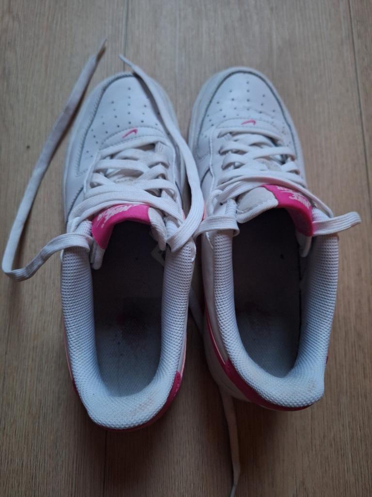 Nike Air Force 1 sneakers wit met roze accenten, Kleding | Dames, Schoenen, Wit, Nike, Ophalen of Verzenden, Sneakers of Gympen