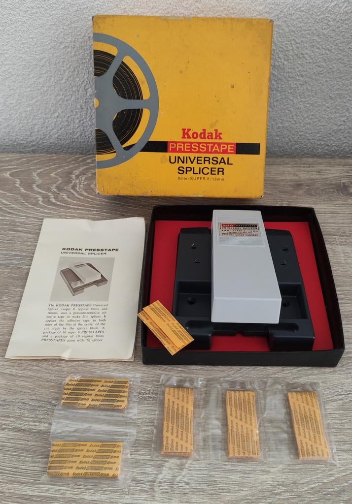 KODAK PRESSTAPE met 25 stuks 16mm.PLAKKERS, Ophalen of Verzenden, 16mm film