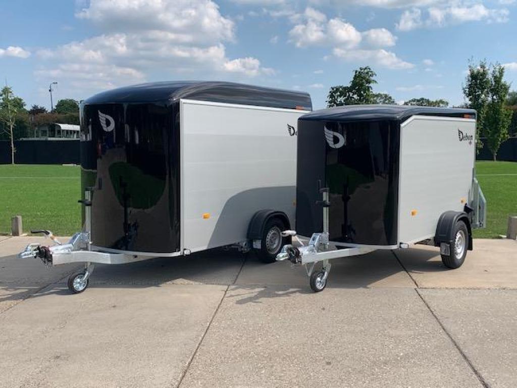 Debon Roadster NIEUW op voorraad gesloten aanhanger
