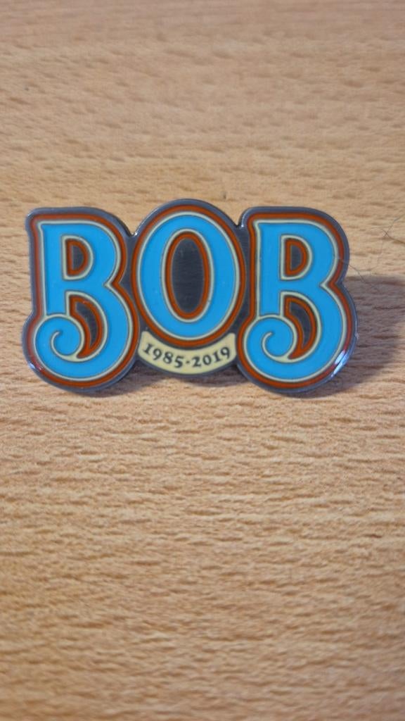 Efteling pin: Bob 1985 - 2019, Verzamelen, Efteling, Ophalen of Verzenden, Nieuw, Button of Speldje