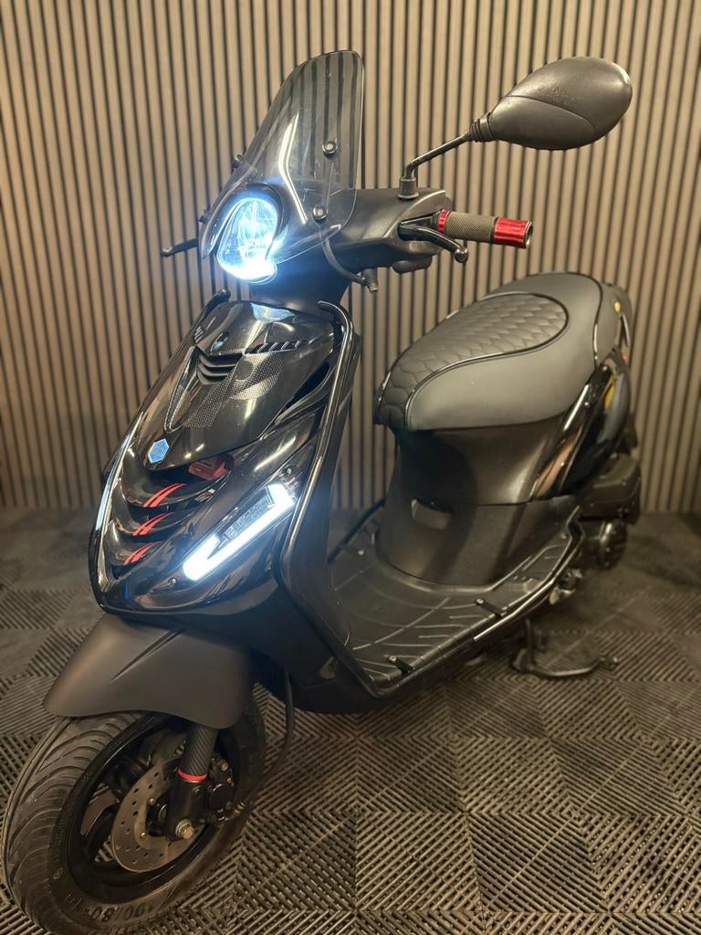 PIAGGIO ZIP 4T 3V BROM 2020 GLANS ZWART FULL OPTION, Maximaal 45 km/u, Zip, Ophalen of Verzenden, Zo goed als nieuw