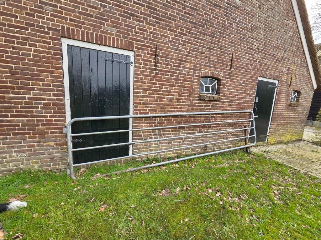 Poort hek met loopwiel, Ophalen