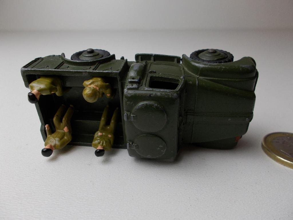 1954 Dinky Toys 641 ARMY 1 TON CARGO TRUCK + 4 SOLDIERS! (V), Ophalen of Verzenden, Zo goed als nieuw, Auto, Dinky Toys