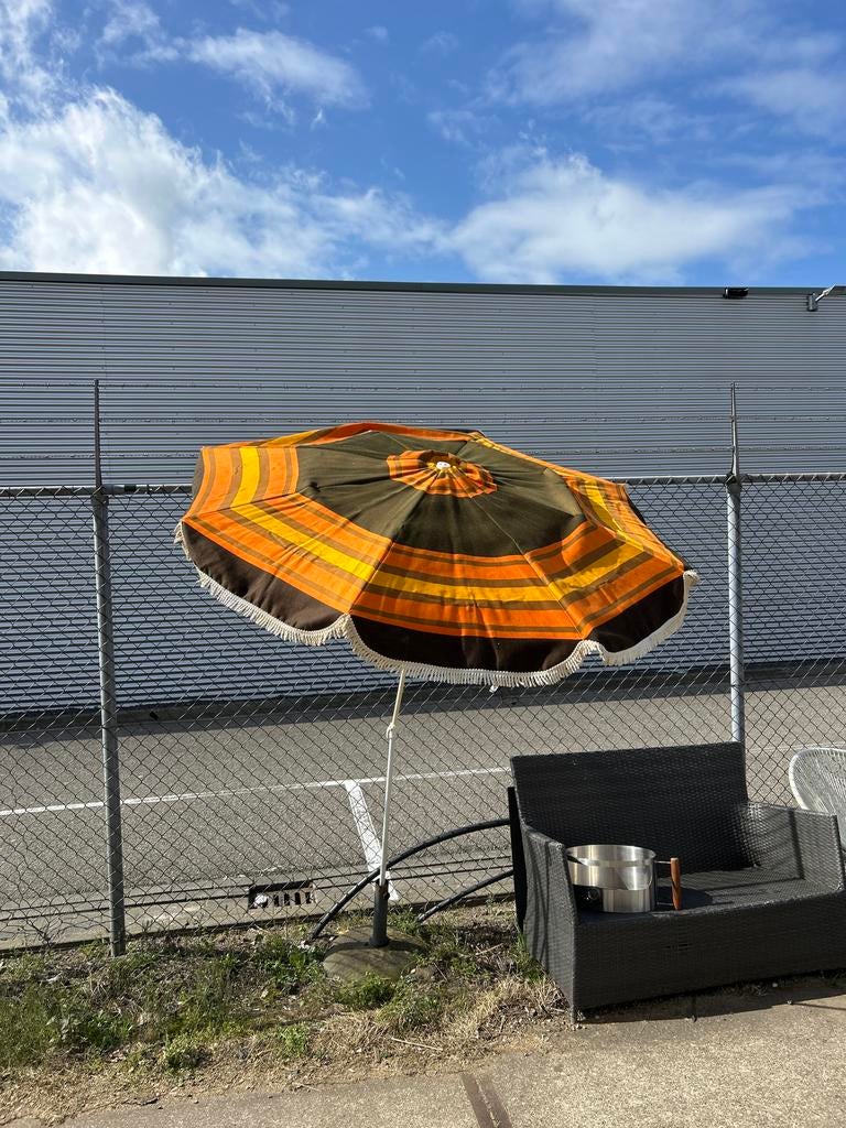 Vintage Strandparasol Oranje/Bruin Gestreept met Franjes, Tuin en Terras, Parasols, Retro, Vintage, Ophalen of Verzenden, 1 tot 2 meter