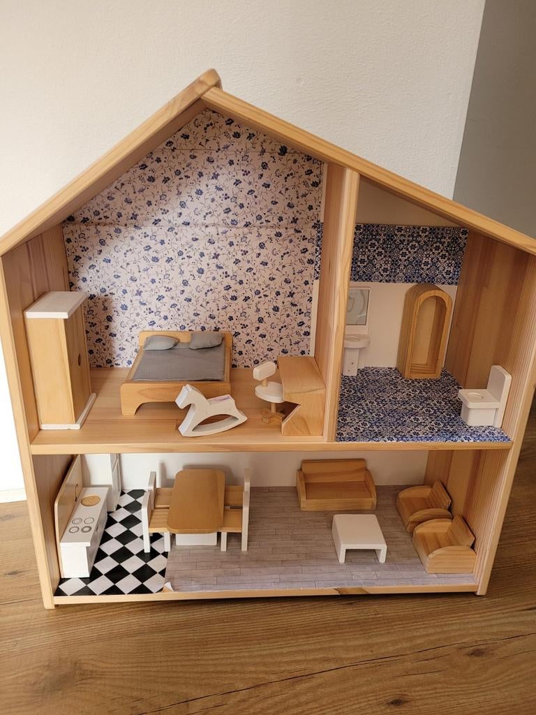Houten ikea poppenhuis met accessoires van Petit Amelie, Ophalen, Zo goed als nieuw, Poppenhuis