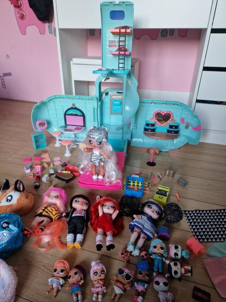 Lol surprise camper en lol  / nanana poppetjes, Kinderen en Baby's, Speelgoed | Poppenhuizen, Ophalen of Verzenden, Zo goed als nieuw