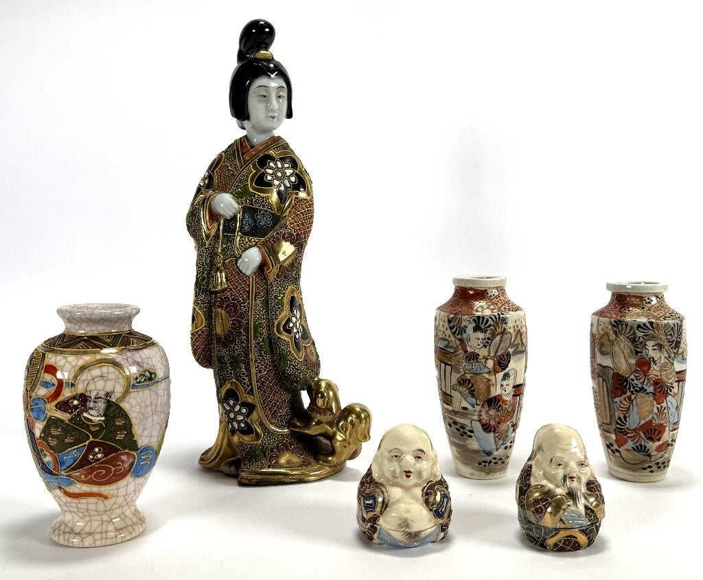 732. Lot Satsuma - beelden en vazen, Japan, 20e eeuw, Ophalen of Verzenden