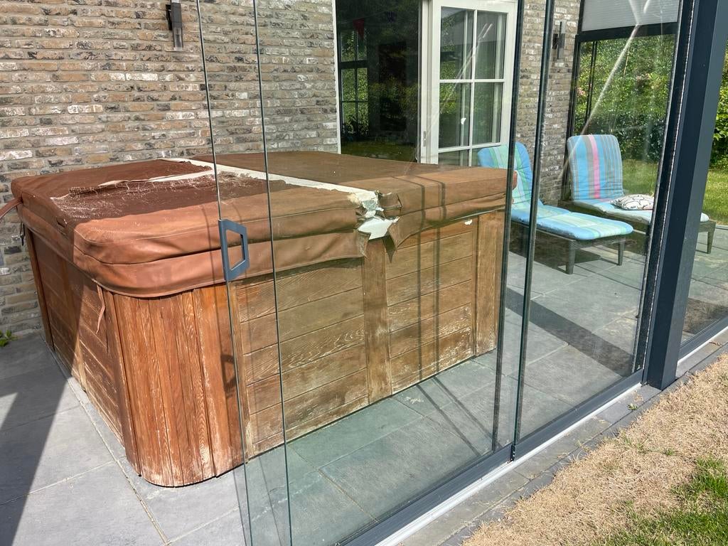4SeasonsSpa Jacuzzi/spa 210x210, 6 zitplaatsen en 1 ligplek, Ophalen, Gebruikt, Afdekzeil, Vast