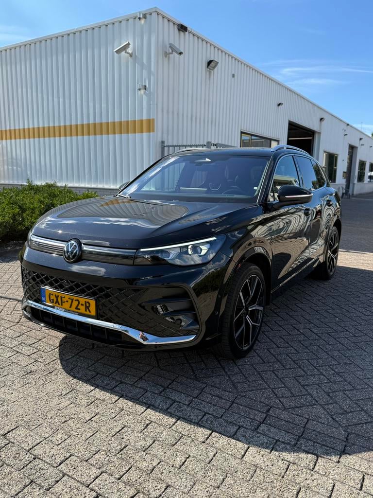 Volkswagen Tiguan 1.5 Etsi 150pk Dsg-7 2024 Fabrieksgarantie, 4 cilinders, Leder en Stof, Zwart, Bedrijf