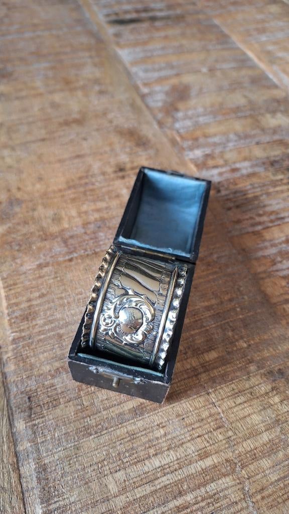 Verzilverde servet ring in originele cassette zie foto's, Antiek en Kunst, Ophalen of Verzenden