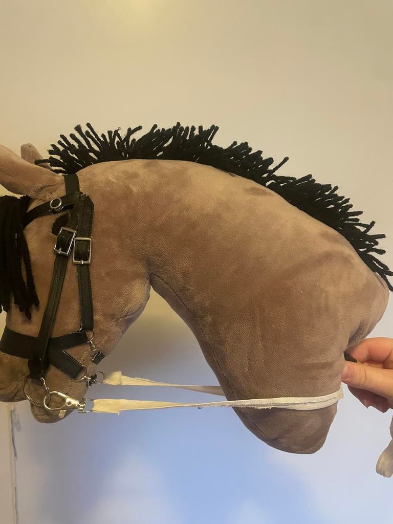 !!MOET WEG!!Hobby horse met hoofdstel te koop of te ruil, Hobby en Vrije tijd, Overige Hobby en Vrije tijd, Zo goed als nieuw