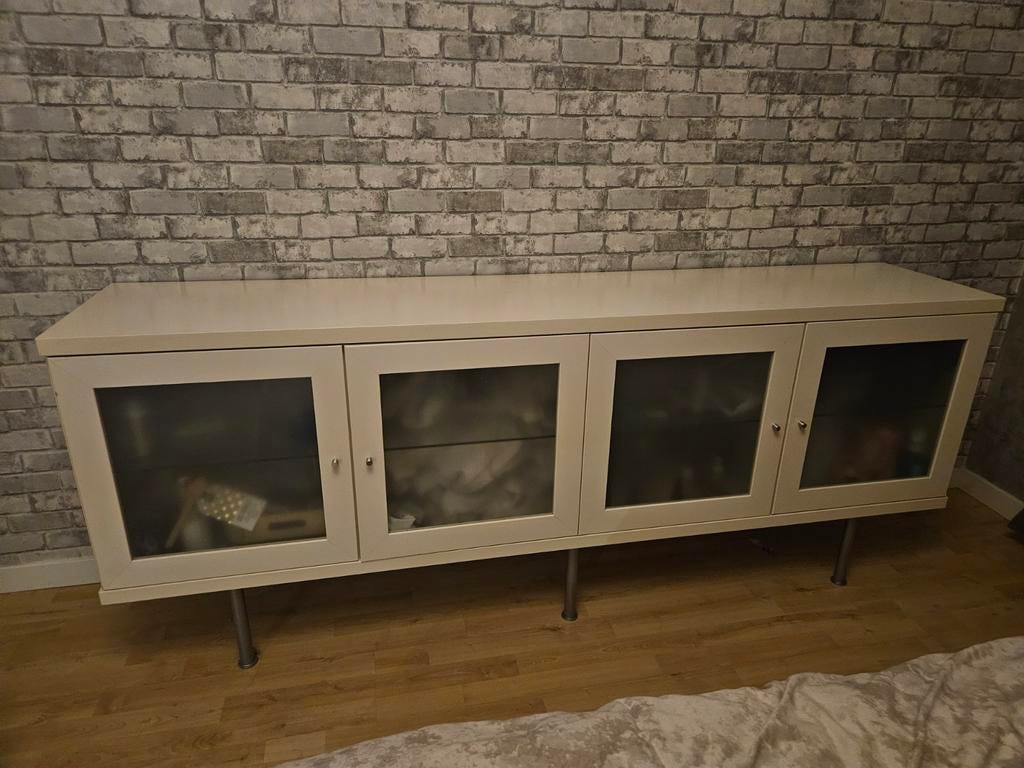 Dressoir kast met glazen deuren, Huis en Inrichting, Kasten | Dressoirs, Ophalen, 150 tot 200 cm, Modern, 25 tot 50 cm