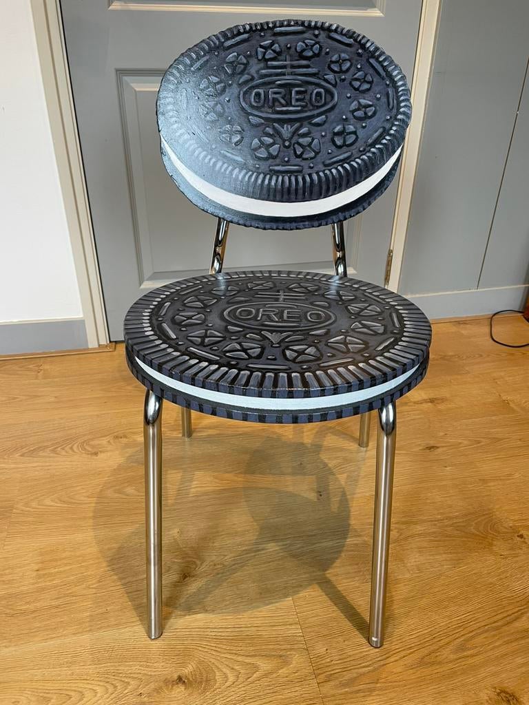 Kunstwerk stoel in de vorm van Oreo koekje Caro Rambonnet, Ophalen, Zo goed als nieuw, Eén