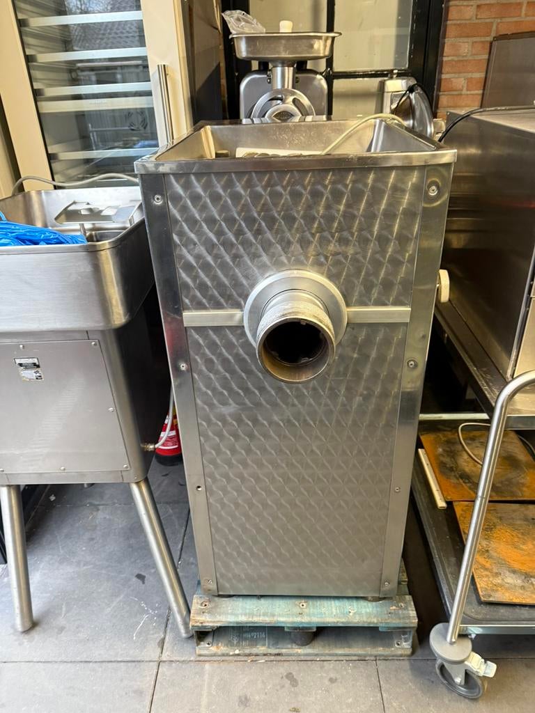 Gehaktmolen d wolf, Ophalen