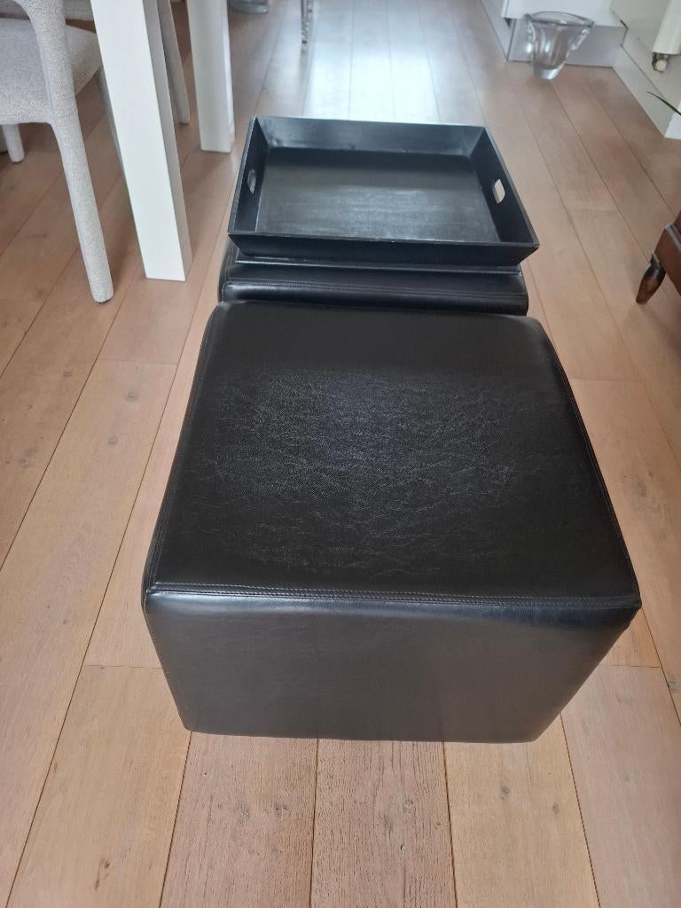 Twee zwarte imitatieleren poeven/hockers 50x50cm, Huis en Inrichting, Banken | Voetenbanken en Poefen, Zo goed als nieuw, Minder dan 50 cm