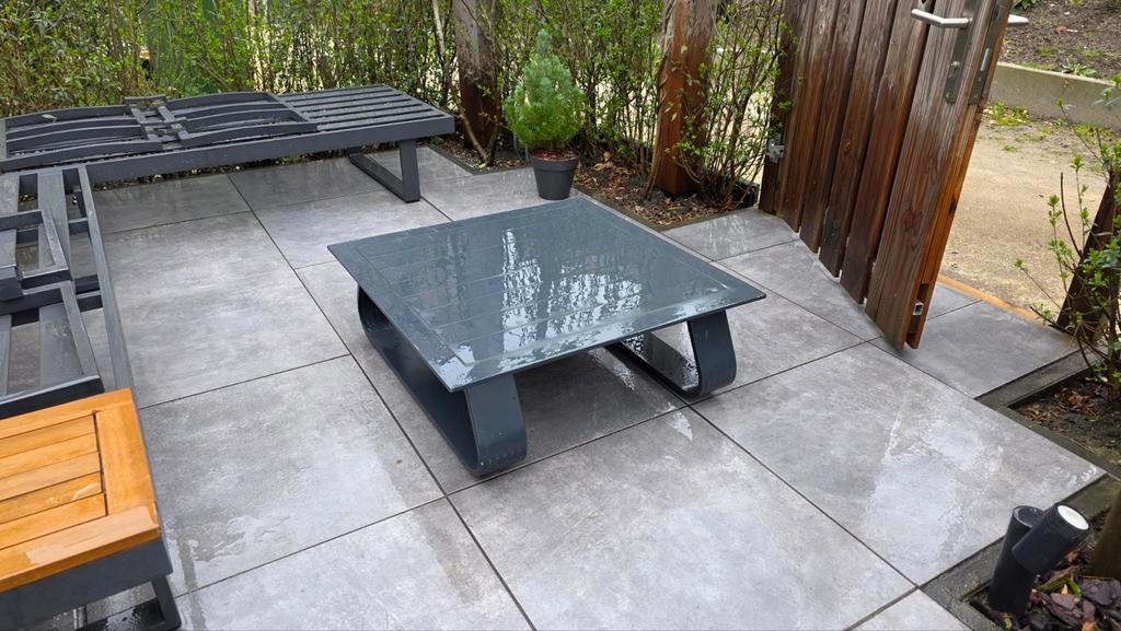 Moderne grijze tuintafel - Gebruikt, Tuin en Terras, Tuintafels, Ophalen, Gebruikt, Vierkant, Metaal