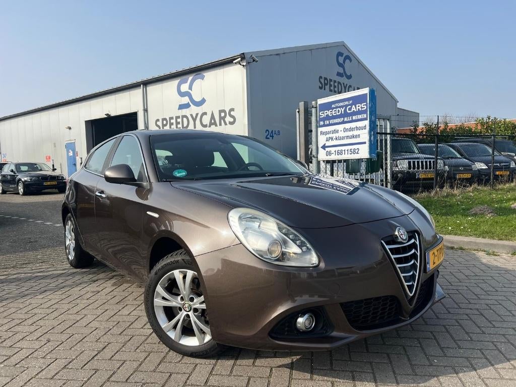Alfa Romeo Giulietta 1.4 Turbo 2014 Automaat Cruise Navi, Stof, 1280 kg, 4 cilinders, Bruin