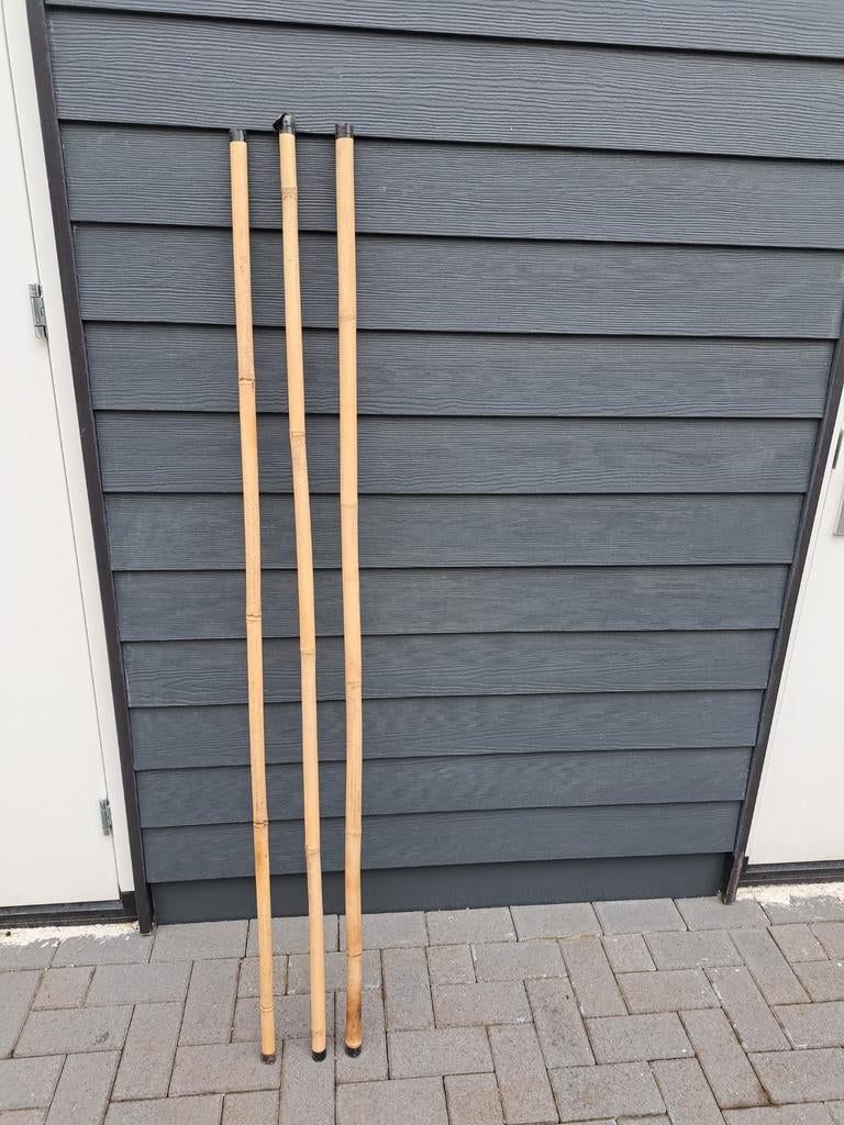 Bamboe stokken, Ophalen