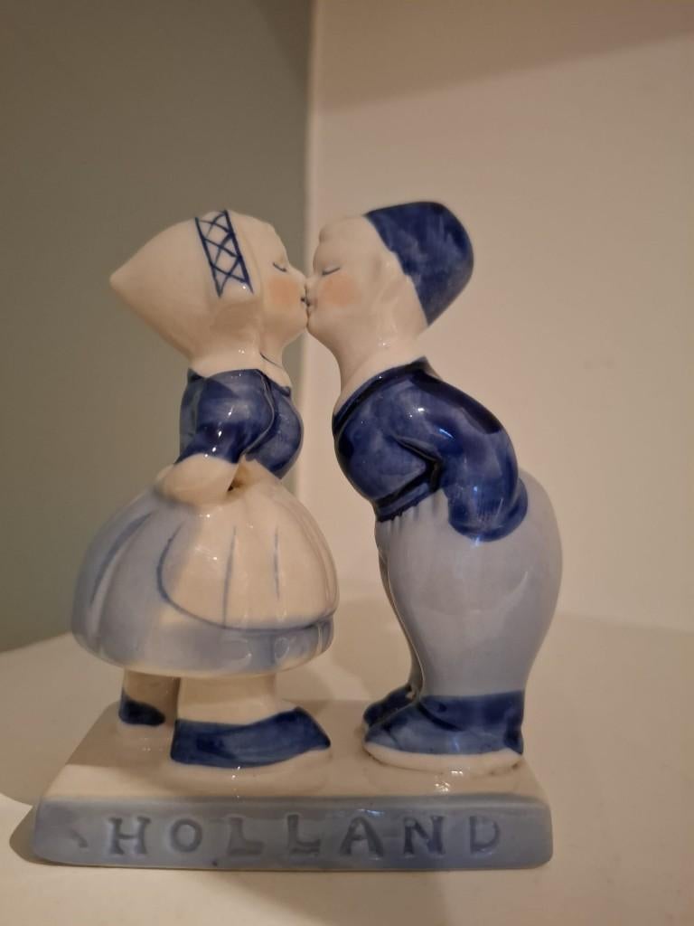 Schattig kussend koppeltje in porselein Delfts blauw, Ophalen of Verzenden, Gebruikt, Mens