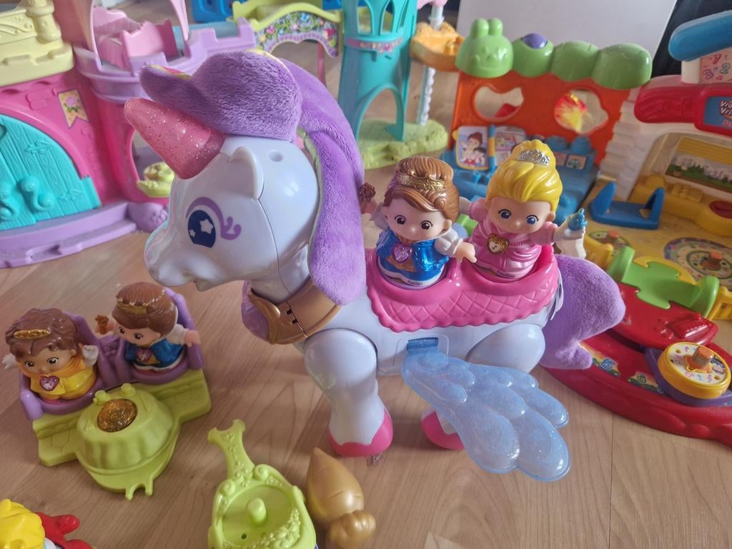 Set vrolijke vriendjes met school, kasteel en figuren, Ophalen