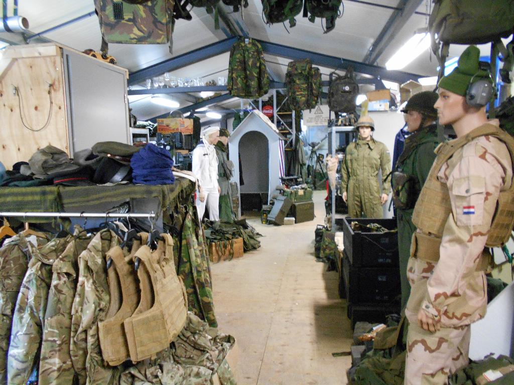 Leger spullen kleding, kisten, uitrusting en meer, Ophalen of Verzenden, Landmacht, Nederland, Kleding of Schoenen