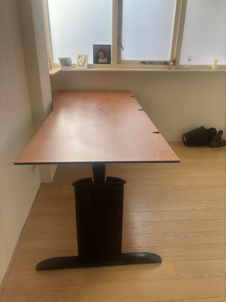 Professioneel bureau met zwart stalen onderstel, Ophalen of Verzenden, Zo goed als nieuw, Bureau