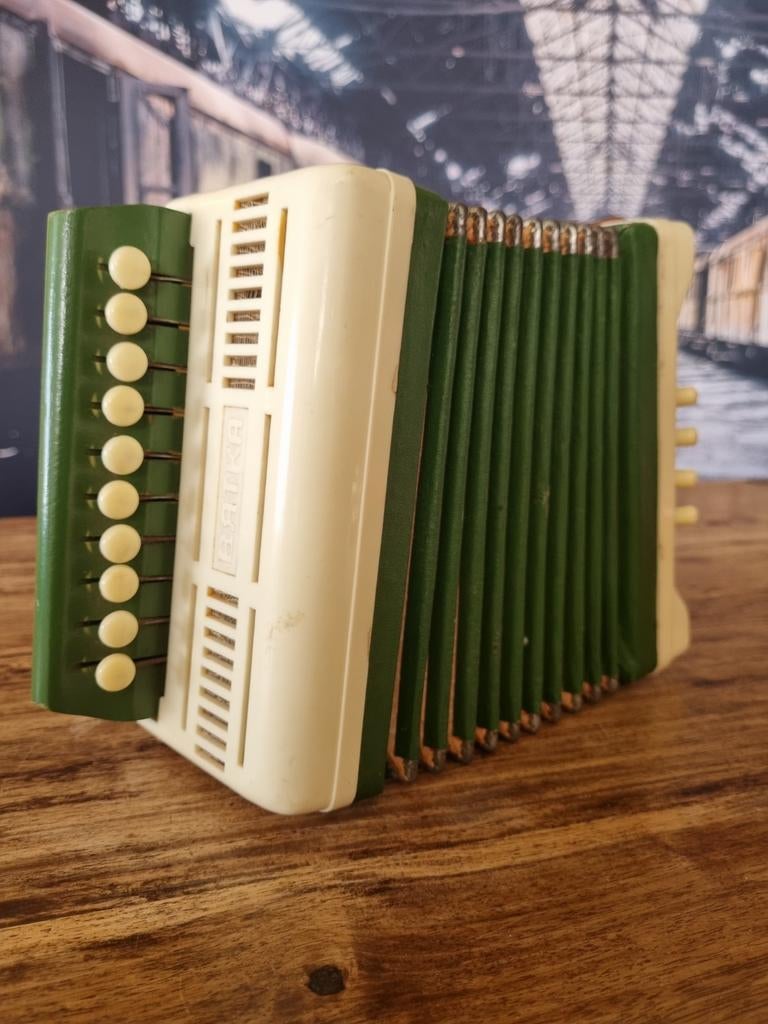 Vintage Vyatka Accordeon - Groen/Crème voor decoratie, Ophalen of Verzenden, Gebruikt