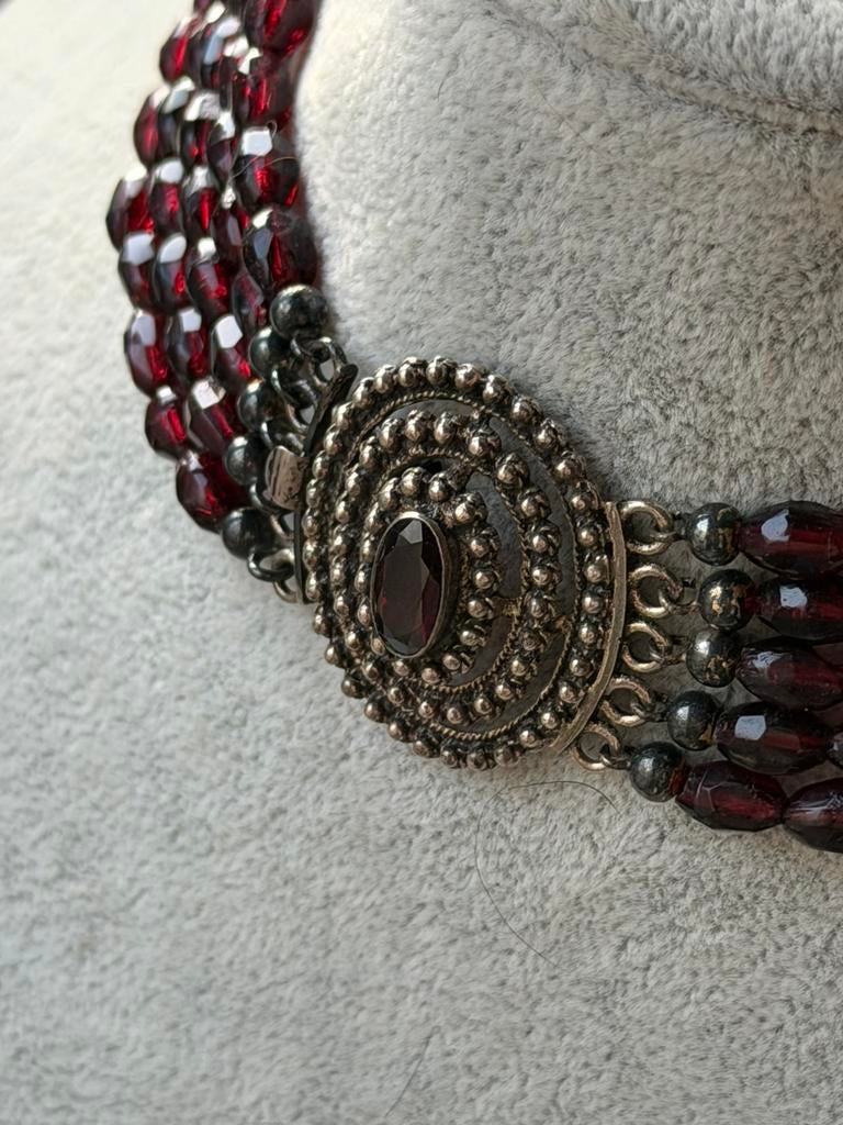 Granaten choker zilveren sluiting 5 rijen, Verzenden, Zo goed als nieuw, Overige kleuren, 80 tot 90 cm