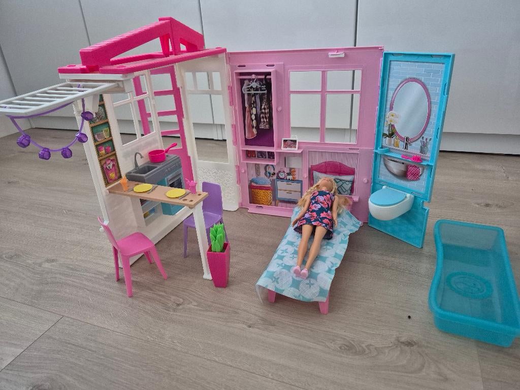 Barbiehuis inklapbaar met barbie, Kinderen en Baby's, Speelgoed | Poppenhuizen, Ophalen of Verzenden, Zo goed als nieuw, Poppenhuis