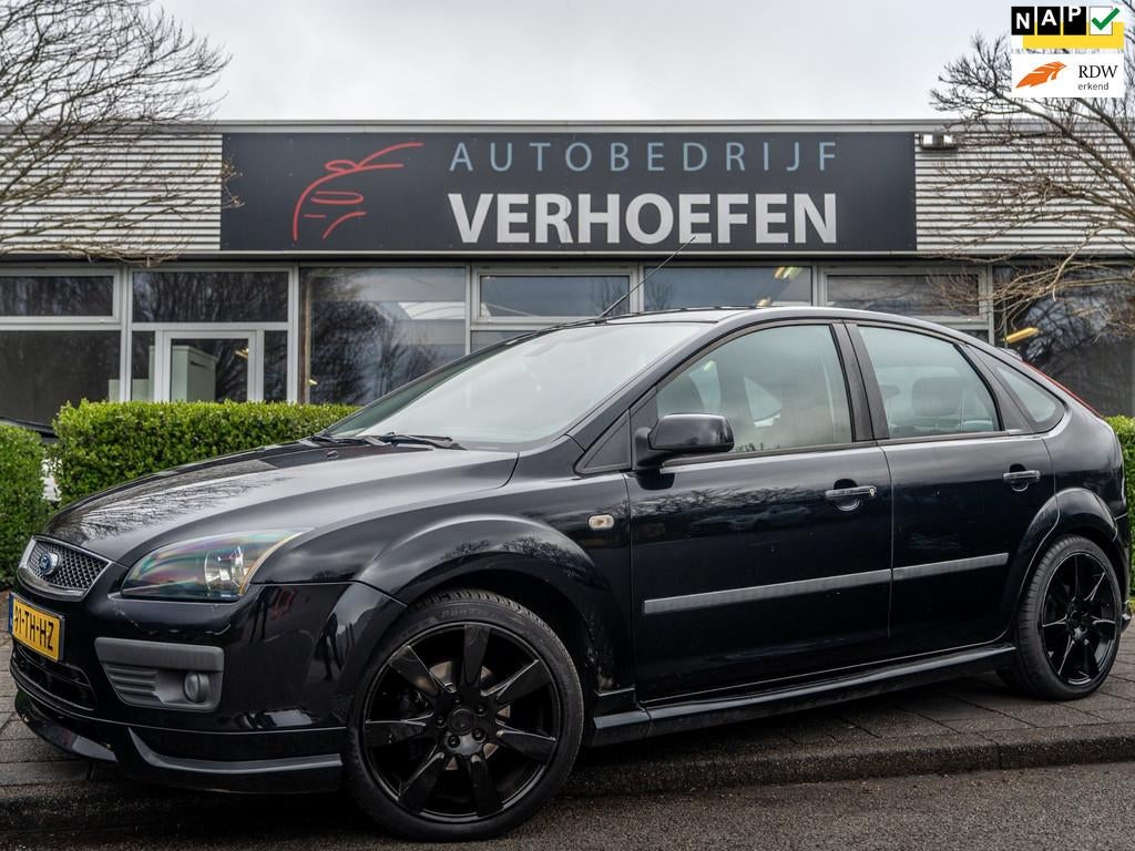 Ford Focus 1.6-16V Futura - AUTOMAAT - AIRCO - CRUISE CONTRO, 1596 cc, Gebruikt, Zwart, 4 cilinders