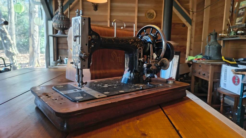 Antieke Original-Victoria naaimachine in houten kist, Ophalen of Verzenden