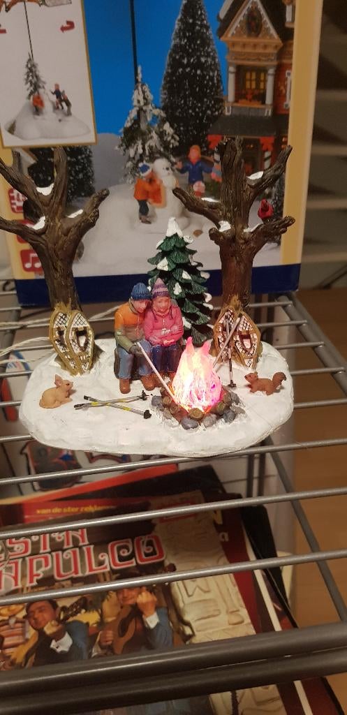 Lemax warmen bij kampvuur 4,5 volt (Z223-1), Ophalen of Verzenden, Zo goed als nieuw