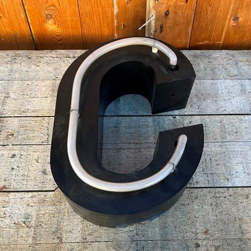 Neon letter C zwart en wit 39 x 12 x 28 cm NIET GETEST, Ophalen of Verzenden, Gebruikt, Glas, Neon