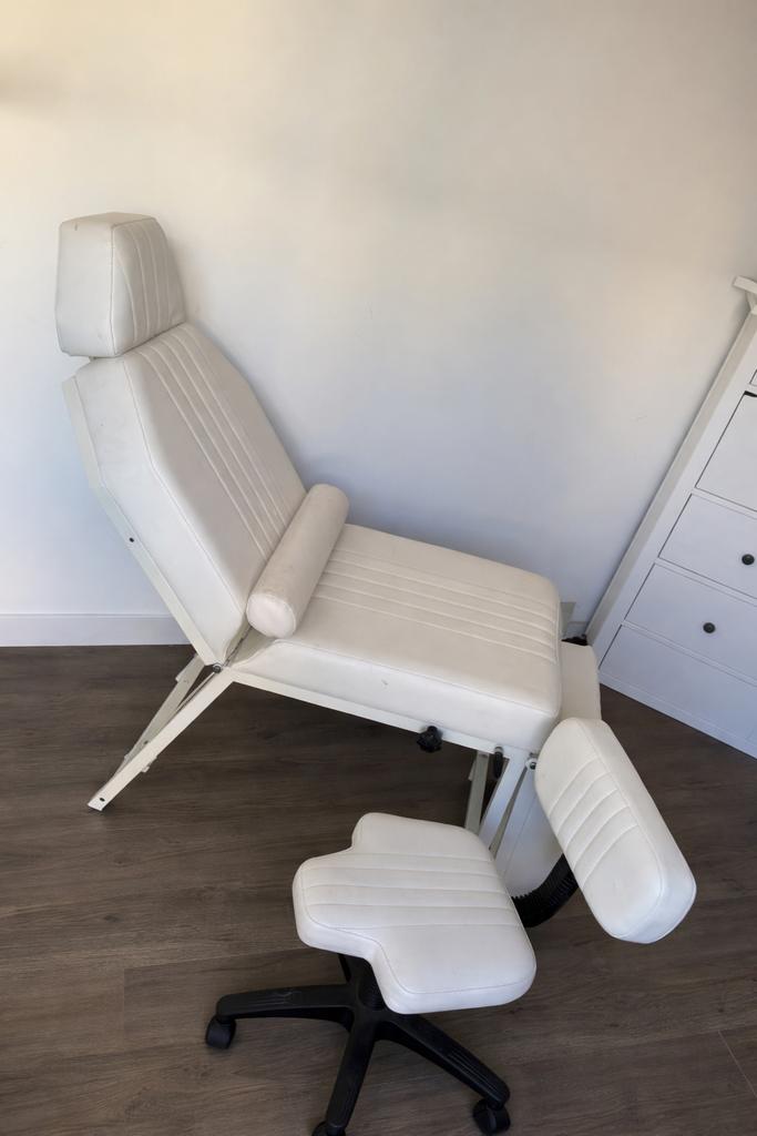 Salon stoel met krukje/ behandelings stoel, Ophalen, Kunststof, Gebruikt, Wit