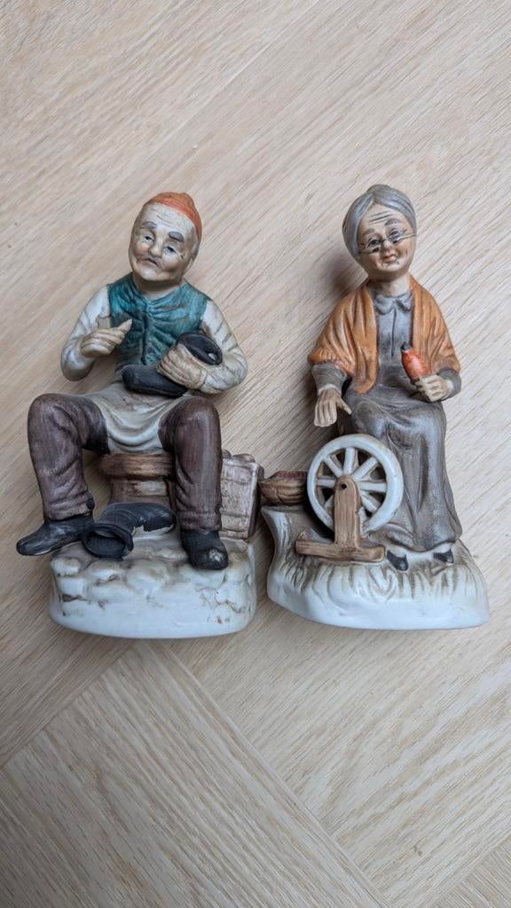 Vintage porseleinen beeldjes: Schoenmaker en spinster, Ophalen of Verzenden, Gebruikt, Mens