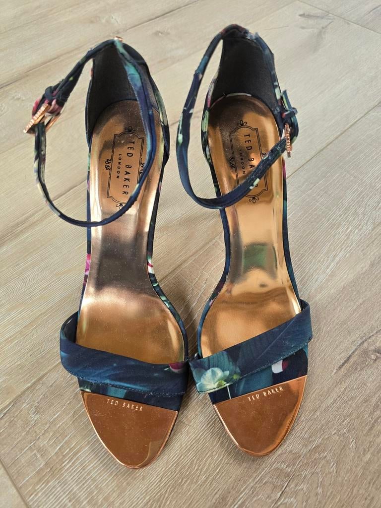 Bijna nieuwe Ted Baker Sandalen met Bloemenprint en Roségoud, Kleding | Dames, Schoenen, Overige kleuren, Zo goed als nieuw, Ted Baker