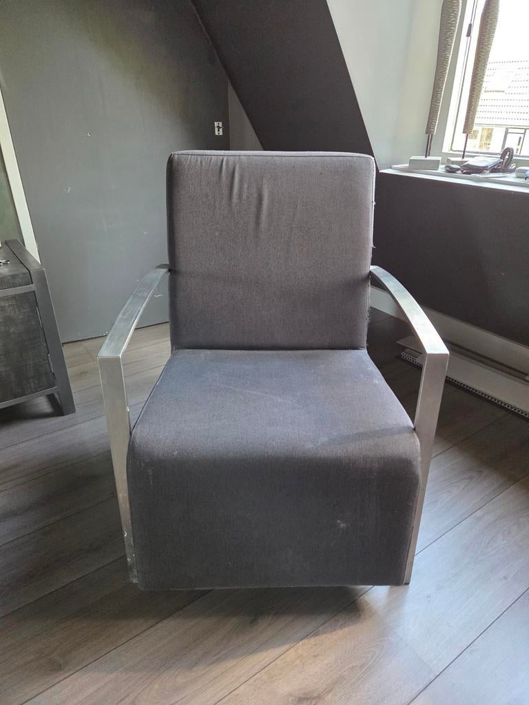 Grijze stoel met metalen armleuningen - gratis af te halen, Huis en Inrichting, Stoelen, Ophalen, Gebruikt, Stof, Eén