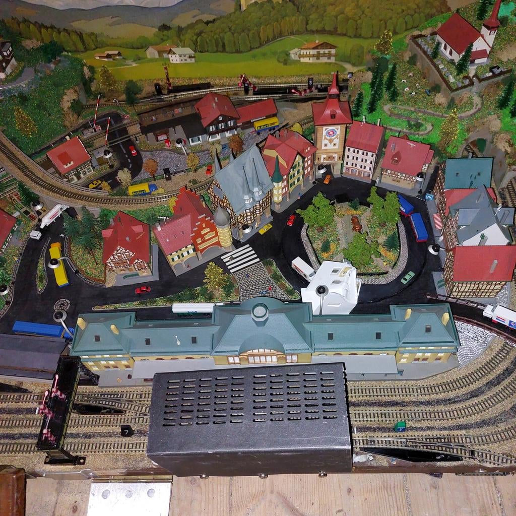 Grote modelspoorbaan met landschap en gebouwen, Hobby en Vrije tijd, Modeltreinen | H0, Ophalen