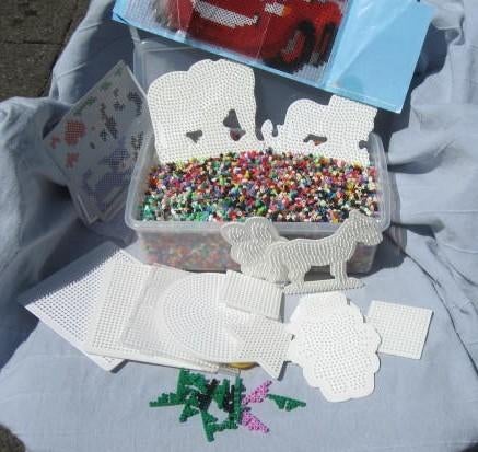 Grote bak strijkkralen + grondplaten + strijkpapier, Hobby en Vrije tijd, Kralen en Sieraden maken, Ophalen of Verzenden, Zo goed als nieuw