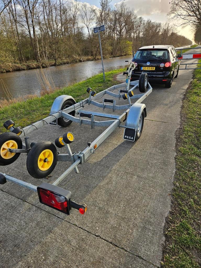 Pega V-Liner 750 kg boottrailer - Zo goed als nieuw, Watersport en Boten, Boottrailers, Ophalen, Minder dan 1500 kg, Minder dan 6 meter