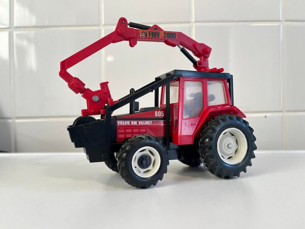 Volvo BM Valmet 805 met Bomenkraan Britains, Ophalen of Verzenden, Zo goed als nieuw, Tractor of Landbouw, Britains