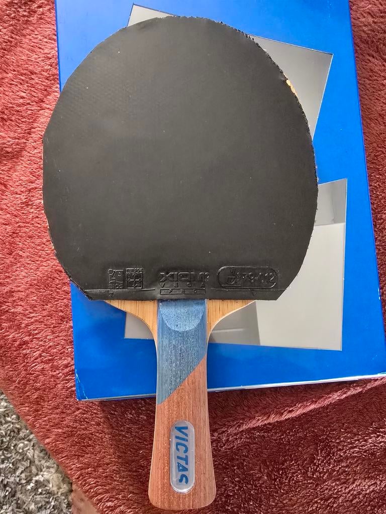 Victas allround plus met twee rubber, Sport en Fitness, Tafeltennis, Ophalen of Verzenden, Zo goed als nieuw, Net, Batje(s) of Balletje(s)