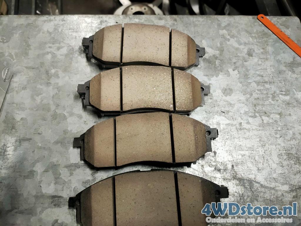 Infiniti M45 Q45 - Remblokset vooras 41060AT30J, Gebruikt, -, -, Ophalen of Verzenden